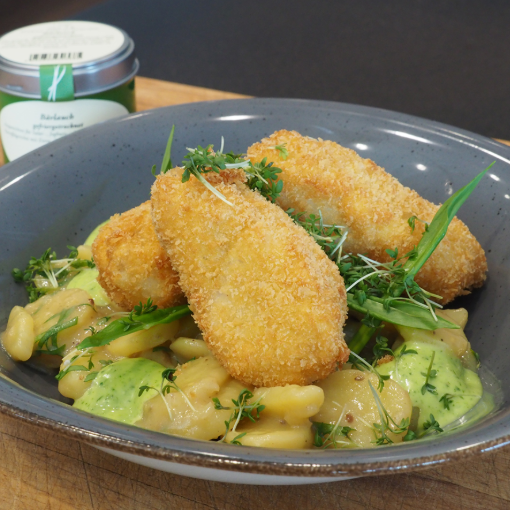 Kartoffelsalat mit Vadouvan, Kabeljau und Bärlauchmayonnaise